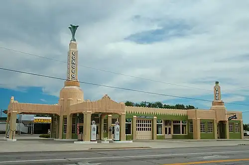 De U-Drop Inn is een tankstation, restaurant en garage in een. Het is gebouwd in art decostijl en gelegen in Shamrock (Texas).