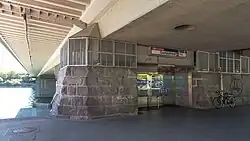 De toegang op de linkeroever.