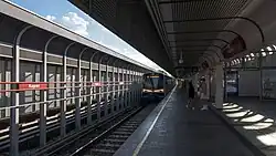 Metrostel type V langs het perron op weg naar het noorden.