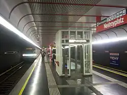 De lift op het perron.