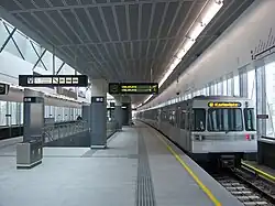 Een metrostel reeks U langs het perron op weg naar het centrum.