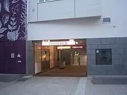 De ingang aan de Novaragasse, met links de bloemmotieven.