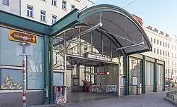 De toegang op de Kardinal-Nagl-Platz.