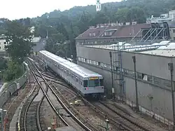 Een metrostel op de brug over de Wien.