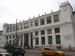 De zuidgevel van het station.