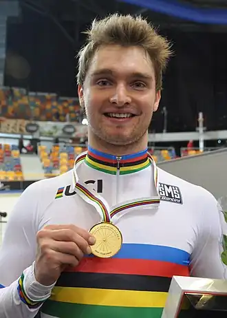 Büchli in zijn regenboogtrui na zijn overwinning op de teamsprint tijdens de wereldkampioenschappen baanwielrennen 2018 in Apeldoorn, Nederland.