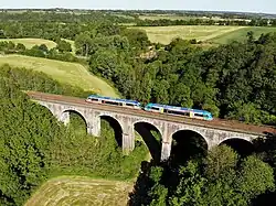 TER-trein op het viaduct van de Angle