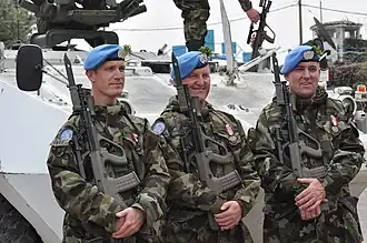 Drie UNDOF-blauwhelmen van de Ierse defensiemacht krijgen de UNDOF-medaille uitgereikt in maart 2014.