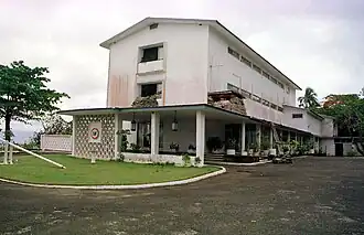 De Amerikaanse ambassade in Monrovia medio 1996.