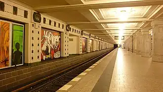Perron van station Rüdesheimer Platz met enkele van de wandschilderingen