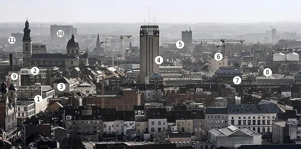 Panorama van de stad Gent met enkele gebouwen van de Universiteit Gent (UGent): 1 Ufo – universiteitsforum / 2 Economie & bedrijfskunde / 3 Studentenrestaurant De Brug / 4 Boekentoren – universiteitsbibliotheek / 5 Ledeganck – wetenschappen en plantentuin / 6 Blandijn – letteren & wijsbegeerte / 7 Plateau & Rozier – ingenieurswetenschappen & architectuur, letteren en wijsbegeerte / 8 Volkssterrenwacht Armand Pien / 9 Therminal – studentenhuis / 10 UZ – geneeskunde & gezondheidswetenschappen / 11 Home Boudewijn
