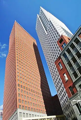 J&V (bruine gebouw links) en BZK (witte gebouw rechts)