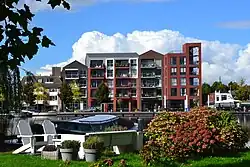 De bibiotheek, gezien vanaf de overzijde van de Amstel