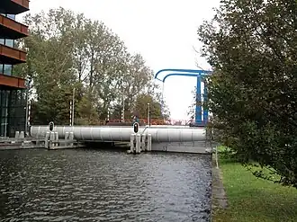 Uiverbrug op de voorgrond; brug 307 op de achtergrond (2011)