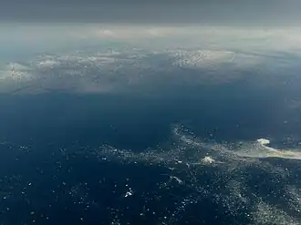 Luchtfoto van het noordoosten van Ungava Bay nabij Cape Chidley, gezien vanuit het noordwesten naar het zuidoosten. Op de voorgrond is drijfijs, midden juli.