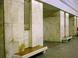 Detail van de pylonen met bankjes