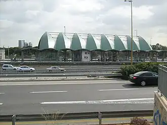 Perrons van het station, gezien van de Ayalon-snelweg.