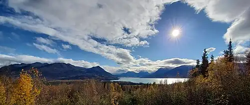 Het bovenste uiteinde van het meer gezien vanaf de Skilak Lake Road.