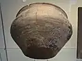 Prehistorische urn met afbeelding van een paard, in de collectie van dit museum