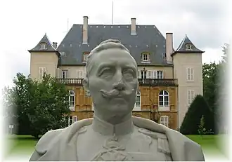 Chateau Urville / Schloss Urweiler met standbeeld van Keizer Wilhelm II van Duitsland