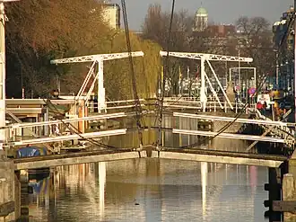 De Jan Pieterszoon Coenbrug met deels de Abel Tasmanbrug zichtbaar in de voorgrond. Op de achtergrond het torentje met koepel van de Sint-Augustinuskerk aan de Oudegracht.
