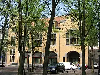 Het "Gele Kasteel" achter de bomen op het Janskerkhof