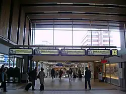 De voormalige overgang tussen het stationsgebied en Hoog Catharijne uit 1973 in april 2006