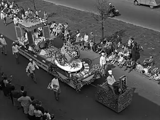 Deelname van de bakkers aan de optocht ter gelegenheid van bevrijdingsdag op 5 mei over de Croeselaan in Utrecht (1960)