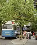 Een bus van het KLM autobusbedrijf op het busstation van Utrecht Centraal, 1985