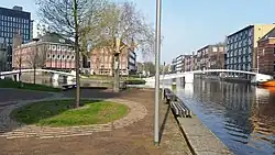 Roeterseilandcampus (2019) met links de Theodore Limpergbrug over de Nieuwe Achtergracht en rechts de Rita Vuykbrug over de Plantage Muidergracht