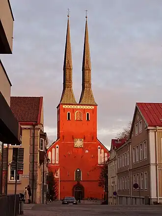 Vierkantige, ingesnoerde naalden op de Lutheraanse Dom van Växjö, Zweden