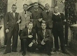 Henk Rijpkema vooraan rechts (1945, Collectie Verzetsmuseum Friesland)