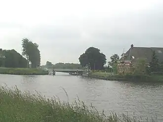 Gabrug, de laatste brug van het Hoendiep (op de voorgrond het Van Starkenborghkanaal)
