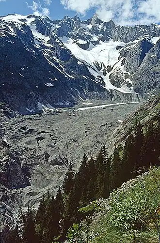 Tong van de Fieschergletsjer bedekt met puin van morenen en rotsblokken