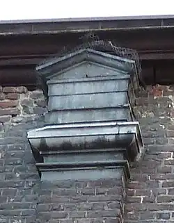 Idem, detail met frontonachtig kapiteel