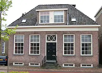 Verdiepingloos huis met verhoogde begane grond en dakkapel