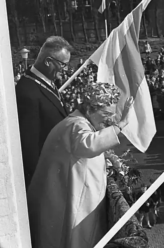 Burgemeester J. Vader met koningin Juliana (1965)