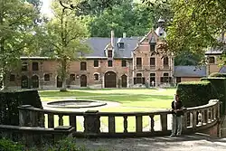 De zogenaamde Priorij van Hertoginnedal.