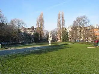 Valeriusplein, gezien in de richting van de Emmalaan met het kunstwerk van Henk Zweerus