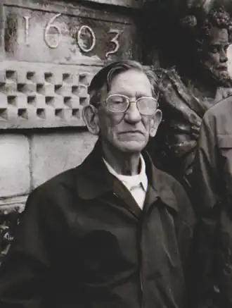 Valeri Perelesjin voor het stadhuis van Gouda, mei 1986 (foto Jan Paul Hinrichs)