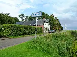 De voormalige bakkerij op de voorgrond. De molen stond achter dit gebouw.