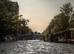 Het Jacob van Lennepkanaal gezien naar de Kostverlorenvaart met links enkele gebouwen van het vroegere Wilhelmina Gasthuis (2013)