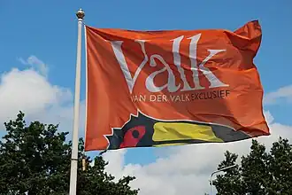 De vlag van Valk Exclusief bij de vestiging in Leiden