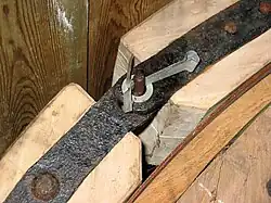 Spijlbout als scharnier tussen vangstukken geborgd met een luns