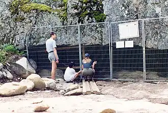 ingang van de grot in 1998