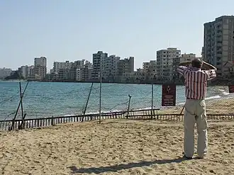 De Cypriotische kust in Varosha dat al sinds 1974 verlaten en afgegrendeld is.