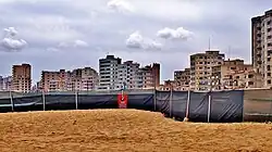 Op de voorgrond het hek dat Varosia scheidt van het toegankelijke gedeelte van Famagusta Bay.