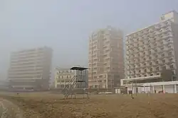 Verlaten hotels aan het strand (2016)