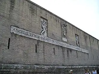 Psalm 91:11 bij de Porta Angelica van de muur van Vaticaanstad