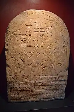 Dubbel stele waarop Hatsjepsoet wijn aanbiedt aan Amon met Thoetmosis III achter haarVaticaans Museum